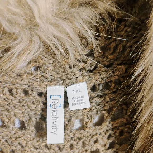 RESERVED Relativity Vest Crochet & Faux Fur Tan/Cream/White Sz. PXL - Picture 4 of 7